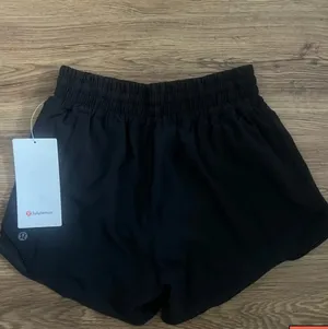 Lululemon Hotty Hot High-Rise Lined Short 4” thumbnail 2