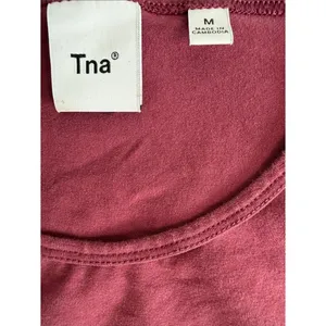 Aritzia TNA Burgundy Ruched Side Crop T-Shirt Medium Cotton Stretch thumbnail 2