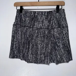 Lululemon Black White Stretchy Pull - On Pockets Pleated‎ Skirt / Shorts Size 4 thumbnail 2