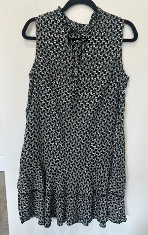 Black and White Geometric Print Sleeveless Mini Dress with Ruffle Neck and Tie D thumbnail 1