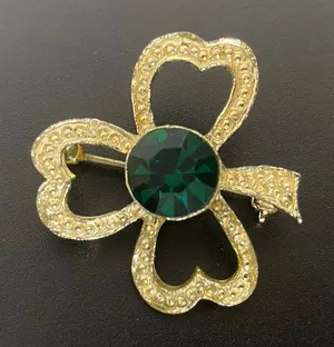 Vintage Gold Tone Shamrock Brooch Pin Green Rhinestone St. Patrick’s Day thumbnail 1