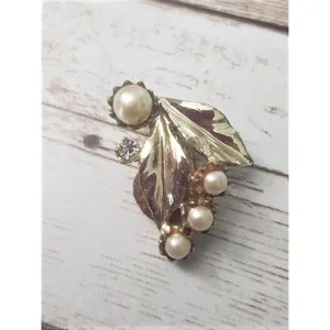 Vintage Clip On Earrings - Gold Tone Faux Pearls and Leaves thumbnail 4