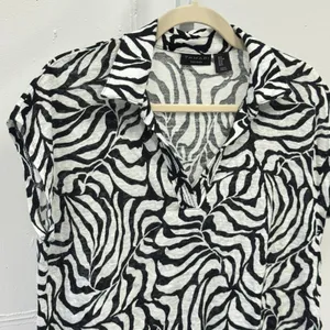 Tahari 100% Linen Zebra Print V-Neck Cap Sleeve‎ Top T-shirt Black White Med thumbnail 3