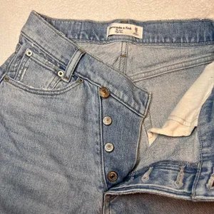 Abercrombie and Fitch criss-cross waist the dad high rise jeans thumbnail 2