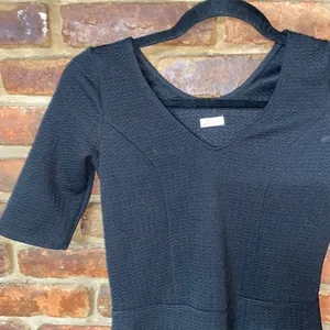 Hollister Black Knit Short Sleeve V-Neck A-Line Fit & Flare Mini Dress Size XS thumbnail 2