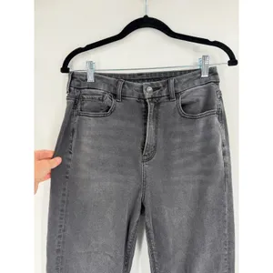 American Eagle Curvy Mom Jean Womens Size 4 Grey Faded High Rise Denim Grunge thumbnail 2
