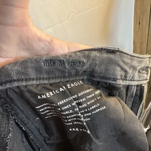 Women’s American Eagle Mom Jean Black Jeans Straight Leg Size 8 Preowned thumbnail 16