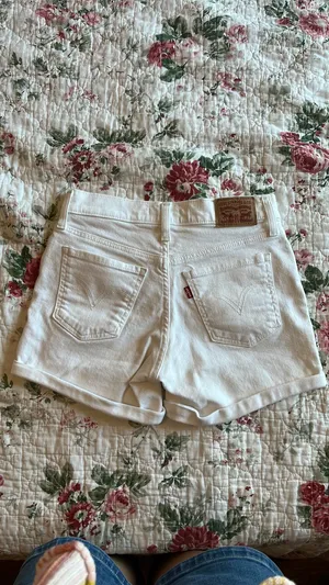 Levi’s White Mid-Length Shorts thumbnail 5