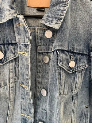 BLANKNYC Cropped Distressed Denim Jacket Raw Hem Women’s Medium thumbnail 4