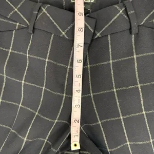 Express Editor women’s size 6R dress pants black with white plaid thumbnail 5