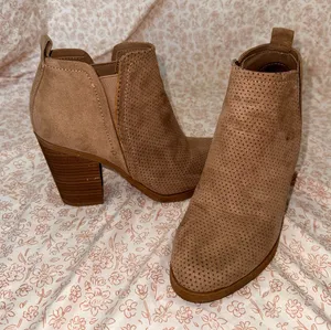 Universal Threads Booties thumbnail 1