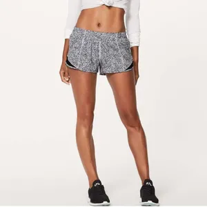 Lululemon Hotty Hot Short II *2.5" Ditsy Daisy White Black thumbnail 3