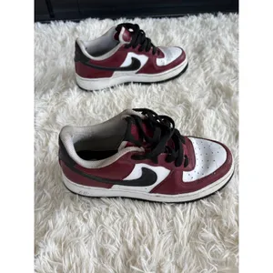 Nike Air Force 1 AF1 Burgundy Red Black White Low Top Sneakers‎ Shoes 6.5 thumbnail 3