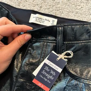 Abercrombie & Fitch Curve Love 90s Straight Ultra High Rise Patent Leather Pants thumbnail 3