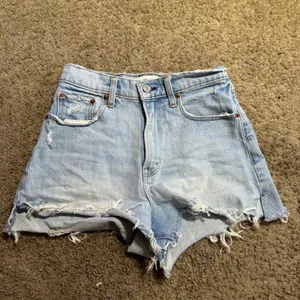 Abercrombie & Fitch Curve‎ Love High Rise Cutoff Denim Shorts Light Wash 25/0 thumbnail 2