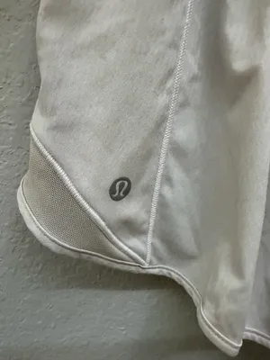 Lululemon Shorts Hotty Hot 2.5" Low-Rise thumbnail 3