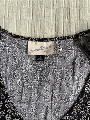 Universal Threads Black Floral V-Neck Dress thumbnail 3