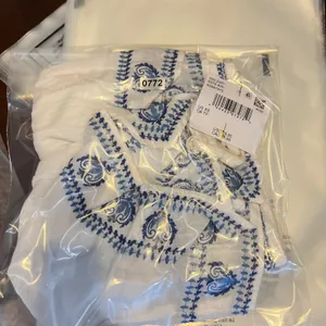 772 | NWT American‎ Eagle Embroidered Smocked Peplum Tube Top White Blue XS thumbnail 9