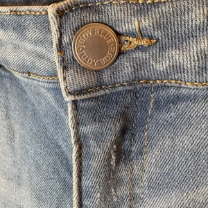 Judy Blue Distressed Denim Shorts Lace Trim Raw Hem Size 29‎ thumbnail 3
