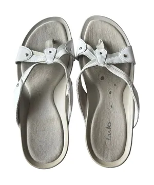 Clark’s white leather classic comfort flip flop sandals size 8.5 thumbnail 1