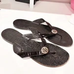 Tory Burch Thora Black Leather Gold Logo Medallion Thong Sandal Size 8M thumbnail 4