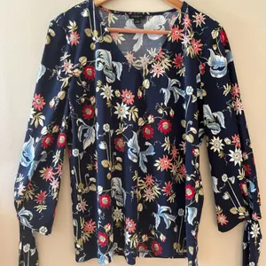 Ann Taylor Sz M Blue Navy Pullover V Neck Blouse Floral Stretch Bow Tie Cuff‎ thumbnail 7
