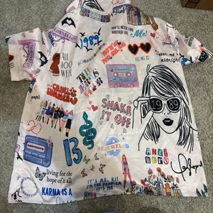 Source Unknown Women’s XL Taylor Swift Button Down Short Pajama Set Silky Like Fabric Swiftie thumbnail 9