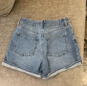 H&M High-Waisted Shorts Denim thumbnail 3