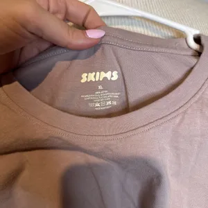 SKIMS Essential Tee Dusty Mauve T-Shirt Women's Size XL thumbnail 2