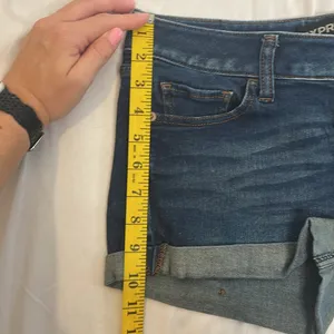173 Express Ultimate Stretch Shortie Low Rise Dark Wash Jean Shorts Size 4 thumbnail 6