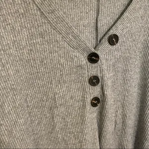 Cable & Gauge‎ Women's Size Small V-Neck Pullover Sweater Gray Ribbed Buttons thumbnail 6