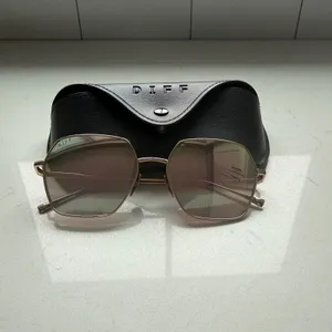 DIFF Harlowe Gold Taupe Flash Geometric Sunglasses New With Case thumbnail 4