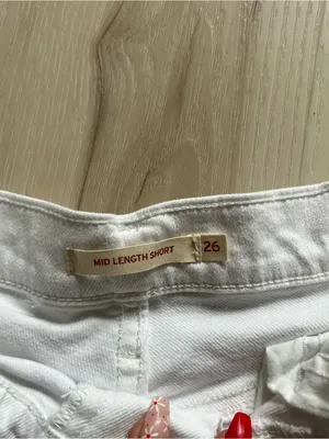 White Levi’s mid length short size 26 thumbnail 3