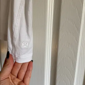 Lululemon classic white athletic top Crew Neck T-Shirt thumbnail 3
