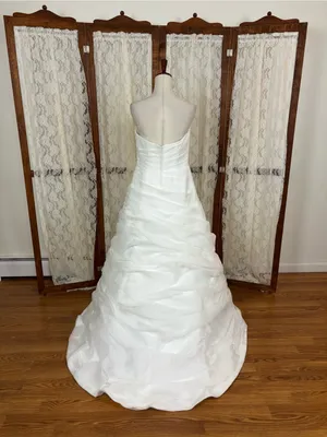 David's Bridal Gorgeous Galina Signature Strapless Organza Wedding Gown thumbnail 4