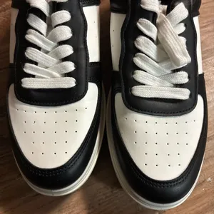 Madden Girl Black and White Sneakers size 9.5 thumbnail 8