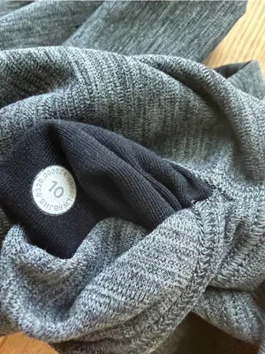 Lululemon Cropped Aligns Gray Heathered Leggings Size 10 | Y2K Capri thumbnail 5