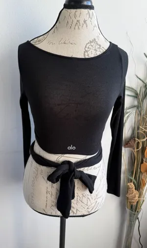 Alo Yoga Womens Black Wrap Tie Waist Long Sleeve Ribbed Crop‎ Top Scoop Neck thumbnail 1