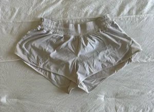 Low-Rise Hotty Lululemon Hot 2.5" White Shorts 6 thumbnail 1