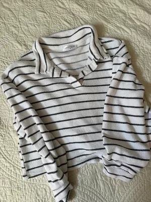 Vestique Cropped Sweater thumbnail 3