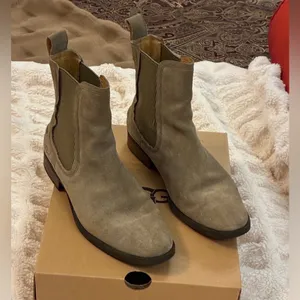 UGG Women’s Olive Green Chelsea Boots thumbnail 9