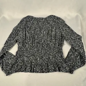 Universal Threads Black White Floral Smocked Peplum Top Long Sleeve NWT Large‎ thumbnail 3