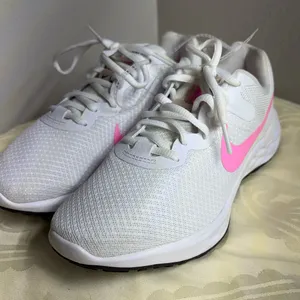 Nike White and Pink revaloution 6 Running Shoes size 5.5 NWT thumbnail 3