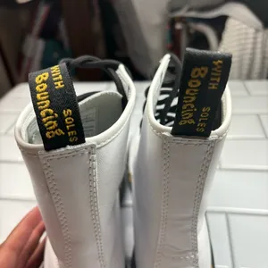 Dr/Doc Martens 1460 SMOOTH LEATHER LACE UP BOOTS‎ US 7 White thumbnail 14