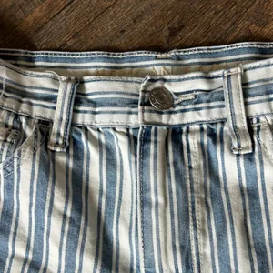 American Eagle Striped High Waisted Denim Shorts Blue White Cuffed Size 27w thumbnail 3