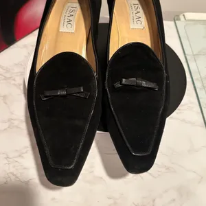 Isaac Mizrahi Black Suede Bow Kitten Heel Shoe Size 8 thumbnail 2