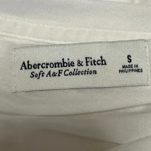 Abercrombie & Fitch Women White Logo Spellout Long Sleeve T Shirt Tee Top Size S thumbnail 4