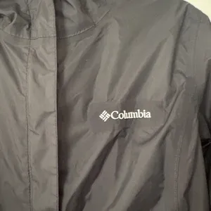 Columbia Black Hooded Women's Rain Jacket thumbnail 2
