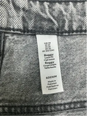 Womans H&M Baggy Loose Fit black Acid Wash Straight Denim Jeans 26 plus size thumbnail 4