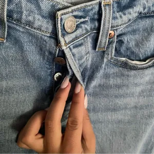 Levi’s Wedgie Straight Button Fly Distressed Jeans in Tango- Size 26 thumbnail 4